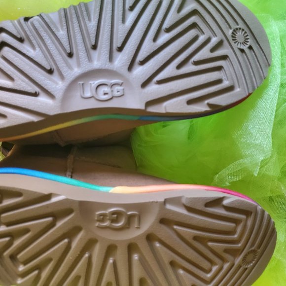 Youth UGGS boots - Picture 2 of 4